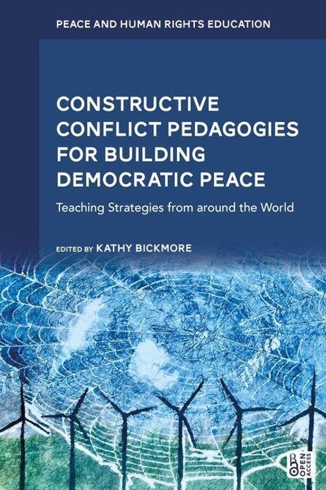 "CONSTRUCTIVE CONFLICT PEDAGOGIES FOR BUILDING DEMOCRATIC PEACE" auf blauem Hintergrund mit stilisierten Drahtzäunen.