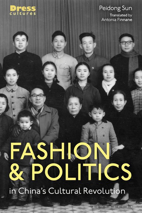Der Text lautet: "FASHION & POLITICS in China's Cultural Revolution". Schwarz-Weiß-Foto einer Gruppe von Personen.