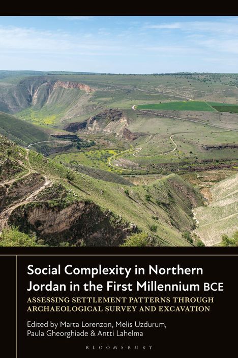 "Social Complexity in Northern Jordan in the First Millennium BCE" steht über einer hügeligen Landschaft.