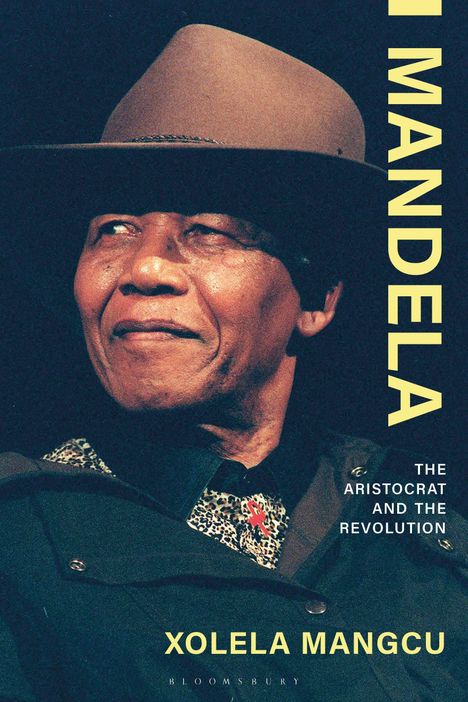 Text: "MANDELA", "THE ARISTOCRAT AND THE REVOLUTION", "XOLELA MANGCU". Eine Person trägt einen Hut und einen Anzug.