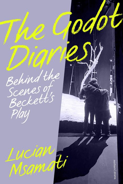 Text: "The Godot Diaries: Behind the Scenes of Beckett's Play" von Lucian Msamati. Zwei Personen umarmen sich auf der Bühne.