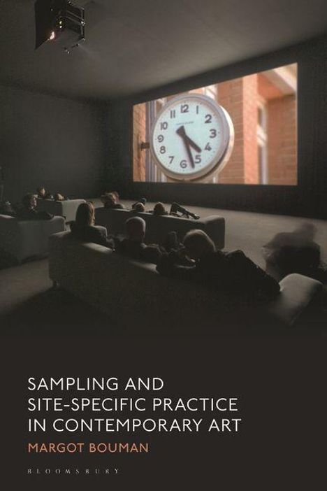 "SAMPLING AND SITE-SPECIFIC PRACTICE IN CONTEMPORARY ART" von Margot Bouman. Menschen sitzen in einem dunklen Raum, schauen auf eine große Uhrprojektion.