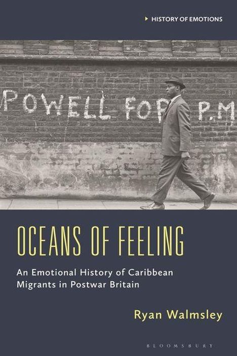 „POWELL FOR P.M.“ steht an einer Wand. Darunter: „Oceans of Feeling“ von Ryan Walmsley. Ein Mann geht vorbei.