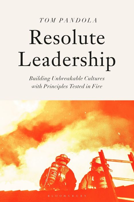 "Resolute Leadership" von Tom Pandola. Zwei Feuerwehrmänner vor orangefarbenem Rauch auf einer Leiterplattform.