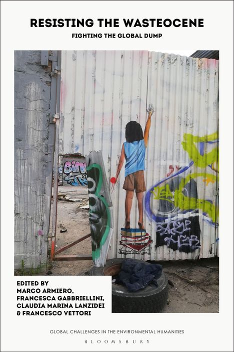 Text oben und unten: "RESISTING THE WASTEOCENE", "FIGHTING THE GLOBAL DUMP". Kind malt auf Metallwand. Graffiti. Reifen im Vordergrund.