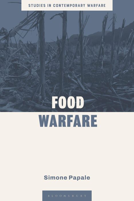 "STUDIES IN CONTEMPORARY WARFARE", "FOOD WARFARE", "Simone Papale". Kahles Feld mit abgeschnittenen Stängeln, Berge im Hintergrund.