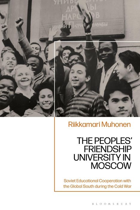 Riikkamari Muhonen, "THE PEOPLES’ FRIENDSHIP UNIVERSITY IN MOSCOW." Schwarz-weißes Foto einer fröhlichen, gemischten Gruppe.