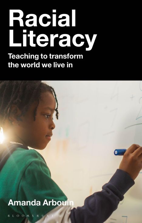 "Racial Literacy: Teaching to transform the world we live in" von Amanda Arbouin. Ein Kind schreibt an eine Tafel.