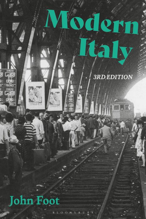 „Modern Italy, 3rd Edition“ von John Foot. Menschen auf einem vollen Bahnsteig in einer historischen Szene.