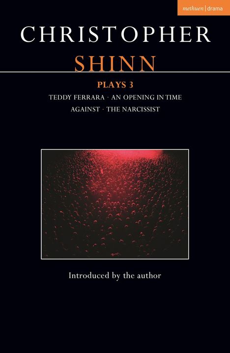 "Christopher Shinn Plays 3; Titel: Teddy Ferrara, An Opening in Time, Against, The Narcissist; Einführung vom Autor. Unten ein rotes Licht über einer Menge."