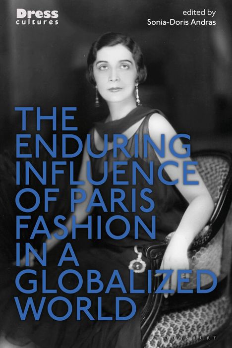 "THE ENDURING INFLUENCE OF PARIS FASHION IN A GLOBALIZED WORLD" steht in großen blauen Buchstaben über einem Foto einer elegant gekleideten Frau.