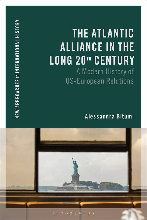 "The Atlantic Alliance in the Long 20th Century" von Alessandra Bitumi. Freiheitsstatue durch ein Fenster sichtbar.