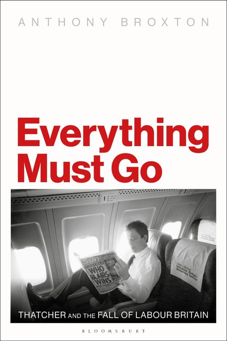 "Everything Must Go" in Rot, unten "Thatcher and the Fall of Labour Britain". Schwarz-weiß Foto, Mann liest Zeitung im Flugzeug.