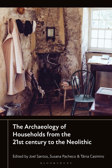 „The Archaeology of Households from the 21st century to the Neolithic“. Rustikaler Raum mit antiken Möbeln.