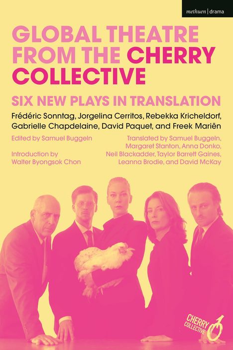 "GLOBAL THEATRE FROM THE CHERRY COLLECTIVE: Sechs neue Stücke in Übersetzung. 5 Personen in Anzügen, eine Person hält ein Huhn."