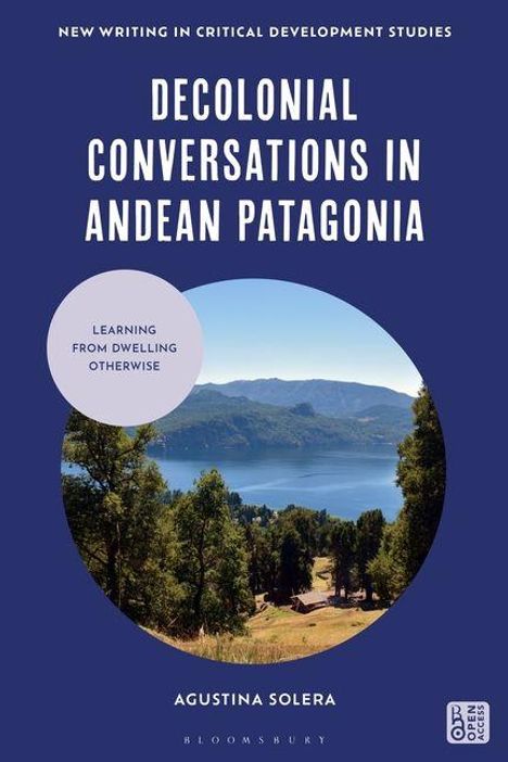 Titel: "Decolonial Conversations in Andean Patagonia". Landschaft mit Bergen, Bäumen und einem See. Autor: Agustina Solera.