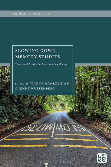 Text oben: "CRITICAL MEMORY STUDIES". Haupttext: "SLOWING DOWN MEMORY STUDIES". Straße im Wald mit "SLOW DOWN".
