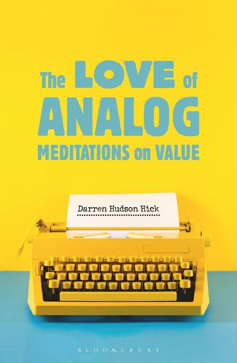 „The LOVE of ANALOG MEDITATIONS on VALUE“. Eine gelbe Schreibmaschine auf blau-gelbem Hintergrund.