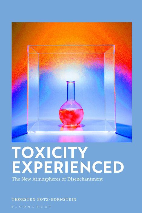 TOXICITY EXPERIENCED: The New Atmospheres of Disenchantment. Ein Reagenzglas mit roter Flüssigkeit in einem transparenten Kasten.