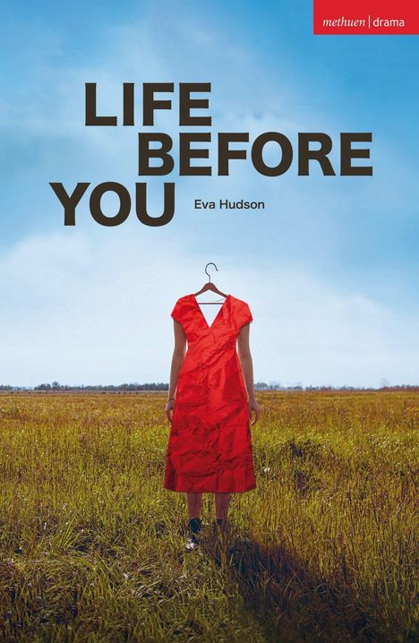 „LIFE BEFORE YOU“ und „Eva Hudson“. Rotes Kleid schwebt über einer grünen Wiese unter klarem Himmel.
