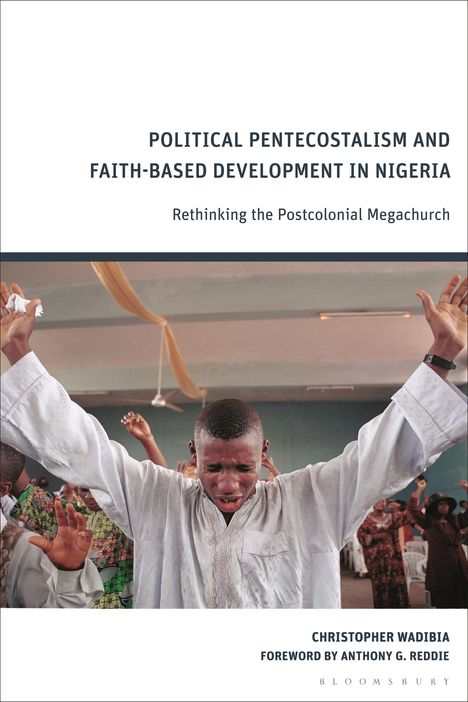"POLITICAL PENTECOSTALISM AND FAITH-BASED DEVELOPMENT IN NIGERIA" und "Rethinking the Postcolonial Megachurch."<br>
Ein Mann im Gebet mit erhobenen Armen.