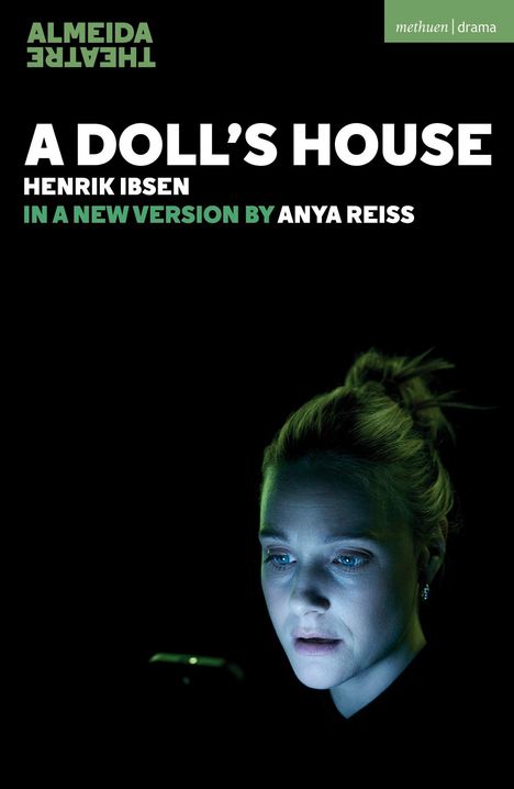 Text: "ALMEIDA THEATRE", "A DOLL'S HOUSE", "HENRIK IBSEN", "IN A NEW VERSION BY ANYA REISS". Eine Frau schaut auf ein Handy im Dunkeln.
