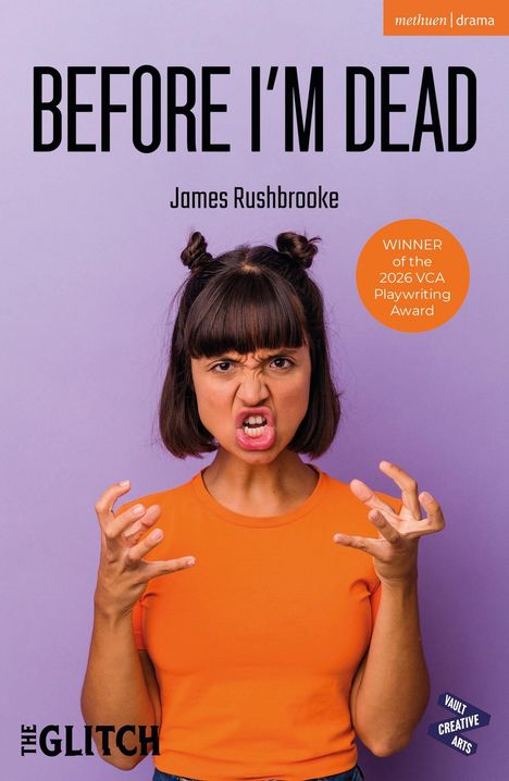 "BEFORE I'M DEAD" steht oben. Eine Frau mit wütendem Gesichtsausdruck und hochgesteckten Haaren trägt ein orangefarbenes T-Shirt.