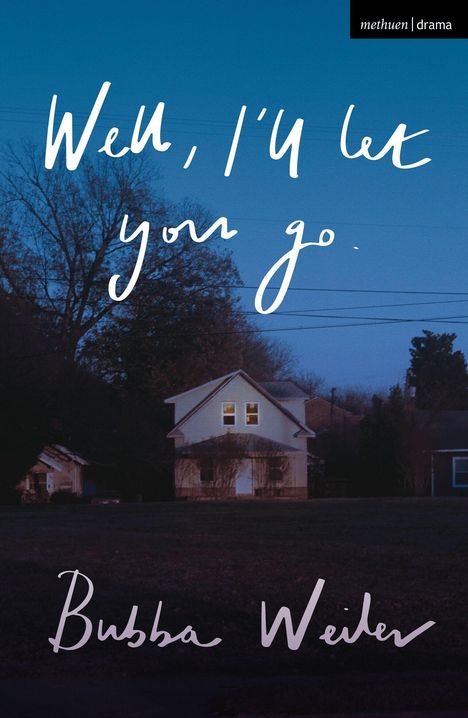 „Well, I'll let you go. Bubba Weiler.“ Ein beleuchtetes Haus vor einem dunklen blauen Abendhimmel.