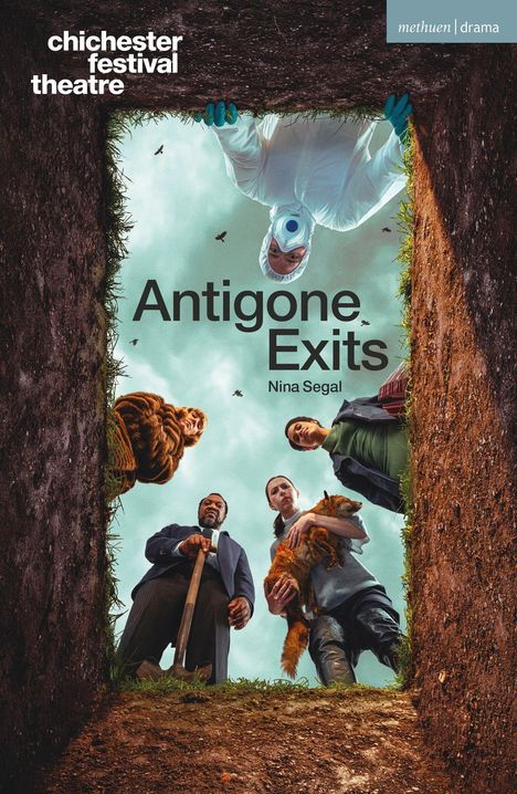 „Chichester Festival Theatre“, „Antigone Exits, Nina Segal“. Blick aus einem Grab, vier Personen schauen hinein.
