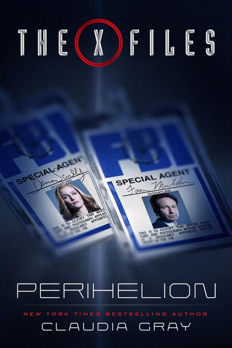 "The X Files" in Großbuchstaben mit einem roten Kreis um das "X". Darunter "PERIHELION" und "CLAUDIA GRAY". Zwei Dienstausweise.