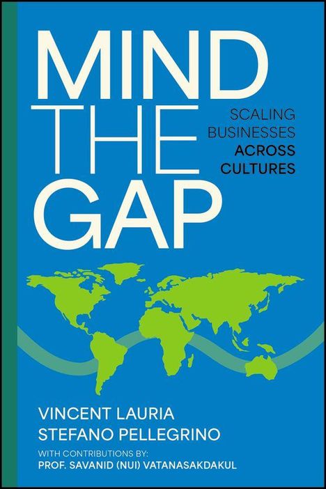 "MIND THE GAP" in großen Buchstaben, darunter "SCALING BUSINESSES ACROSS CULTURES", grüne Weltkarte auf blauem Hintergrund.