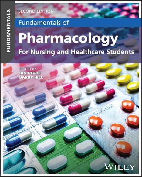 "Fundamentals of Pharmacology" steht im Zentrum, unten links stehen Namen, im Hintergrund Tabletten in Blisterpackungen.