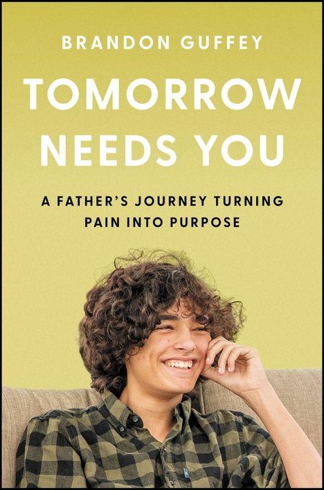 Text: "BRANDON GUFFEY TOMORROW NEEDS YOU A FATHER’S JOURNEY TURNING PAIN INTO PURPOSE". Ein Junge lächelt auf einem Sofa.