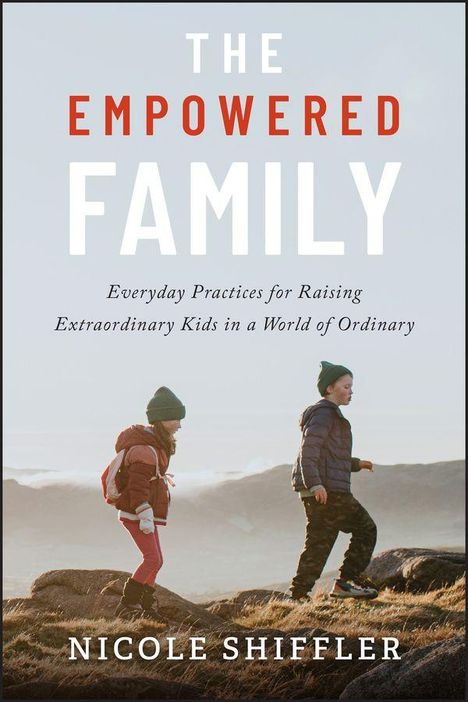„The Empowered Family: Everyday Practices...“ Zwei Kinder wandern auf einem felsigen Hügel bei Sonnenuntergang.