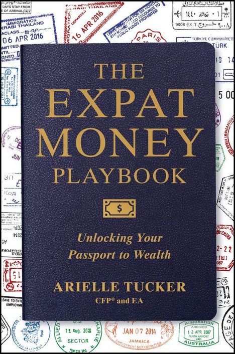 „The Expat Money Playbook: Unlocking Your Passport to Wealth“ von Arielle Tucker. Hintergründe mit bunten Reisestempeln.