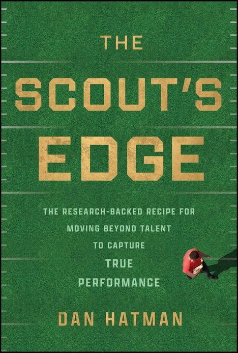 "The Scout's Edge" in großen Buchstaben auf einem grünen Spielfeld. Darunter steht: "Dan Hatman". Ein Mann in Rot läuft rechts.