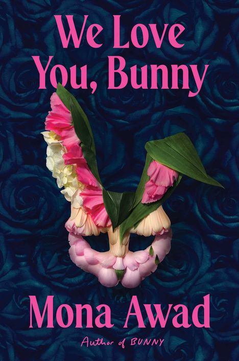 "We Love You, Bunny. Mona Awad, Author of Bunny." Blumen in Hasenform auf einem Hintergrund aus blauen Rosen.