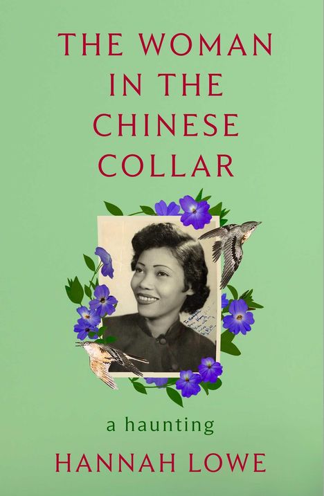 „THE WOMAN IN THE CHINESE COLLAR“, „a haunting HANNAH LOWE“. Schwarz-Weiß-Porträt einer lachenden Frau, Blumen und Vögel.