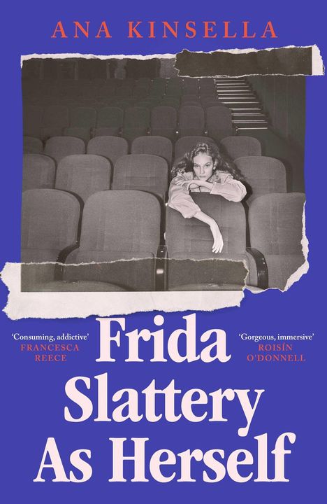 „ANA KINSELLA“, „Frida Slattery As Herself“, Frau in leerem Theater.
