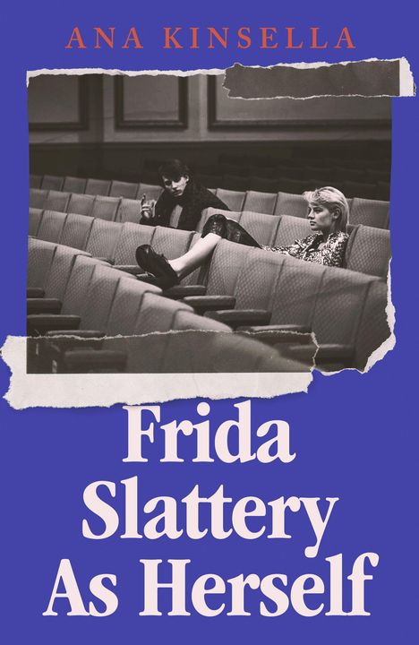 "Ana Kinsella. Frida Slattery As Herself." Zwei Personen in einem leeren Theater, entspannt auf den Sitzen.