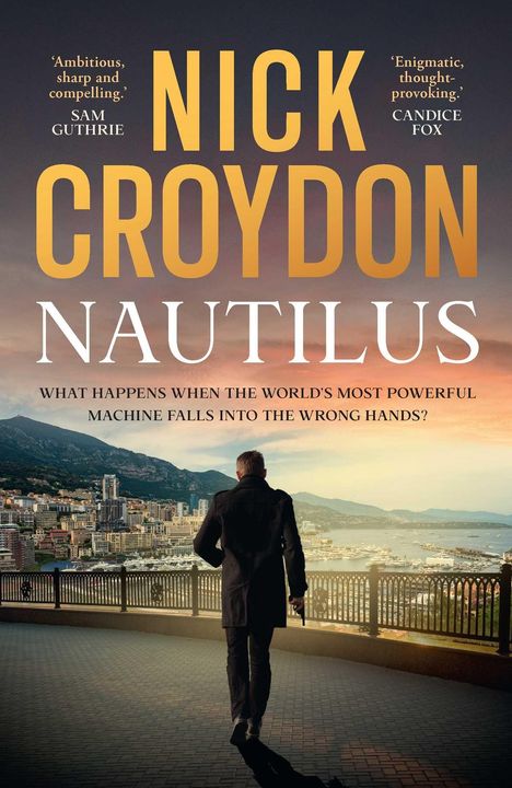 „NICK CROYDON NAUTILUS. WHAT HAPPENS WHEN THE WORLD’S MOST POWERFUL MACHINE FALLS INTO THE WRONG HANDS?” Ein Mann blickt über eine Stadt und das Meer.