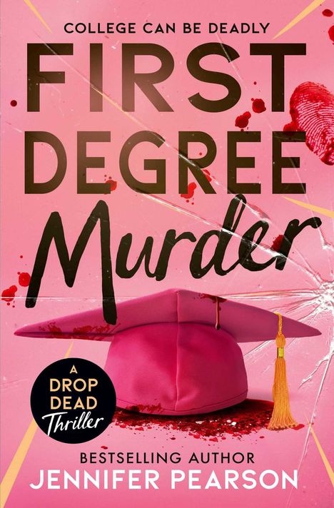 „College Can Be Deadly. First Degree Murder. A Drop Dead Thriller. Bestselling Author Jennifer Pearson.“ Ein rosa Doktorhut mit Blutflecken.