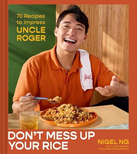 Text: "70 Recipes to Impress Uncle Roger", "DON'T MESS UP YOUR RICE", "NIGEL NG". 

Ein Mann lacht, hält eine Schale Reis in einem orangefarbenen Poloshirt.