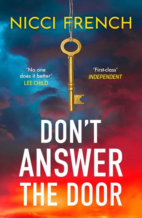 Text: "DON'T ANSWER THE DOOR" von NICCI FRENCH. Ein großer, goldener Schlüssel hängt vor einem farbenfrohen Hintergrund.