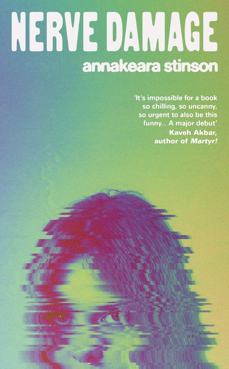 "Nerve Damage", "annakeara stinson". Zitat von Kaveh Akbar. Verzerrtes Gesicht vor buntem Hintergrund. 