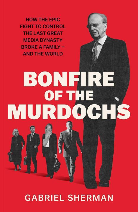 "BONFIRE OF THE MURDOCHS" von Gabriel Sherman, roter Hintergrund, Menschen in Schwarz-Weiß, ein Mann im Anzug rechts.