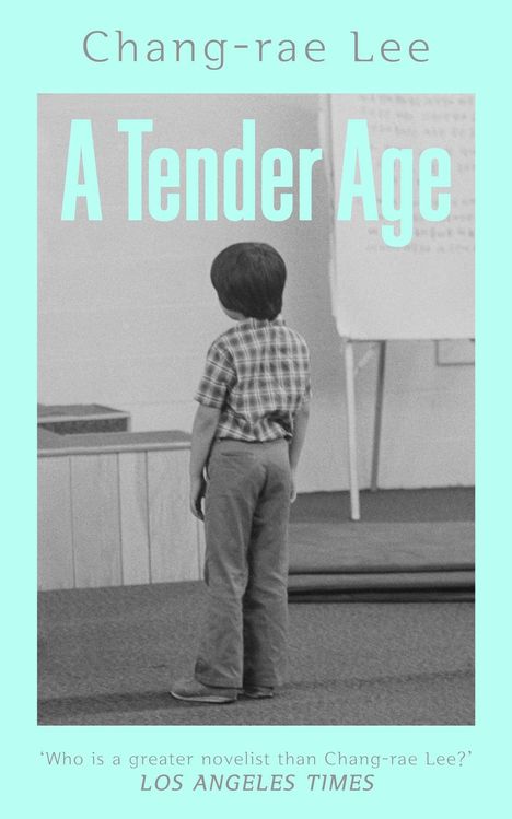Oben steht "Chang-rae Lee", darunter "A Tender Age". Unten ein Zitat der Los Angeles Times. Ein Junge steht in einem Raum.