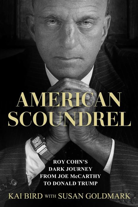 Titel: "American Scoundrel". Untertitel: "Roy Cohn’s Dark Journey from Joe McCarthy to Donald Trump". Autoren: Kai Bird und Susan Goldmark. Ein Mann in einem Anzug mit verschränkten Händen.