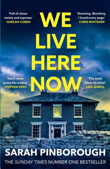 "WE LIVE HERE NOW" steht in gelber Schrift vor einem dunkelblauen Himmel über einem alten Haus. Der Autor ist Sarah Pinborough.