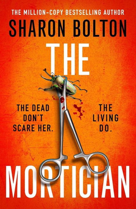 "THE DEAD DON'T SCARE HER. THE LIVING DO." Text, orange Hintergrund, Klammer mit Käfer und Blutspritzer.